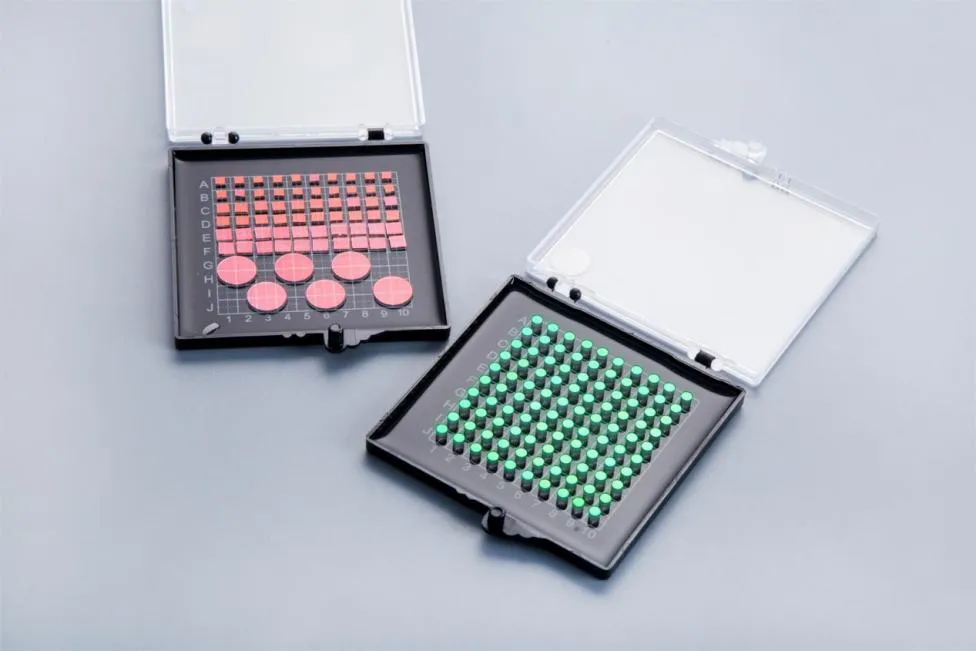 Broadband dielectric mirrors